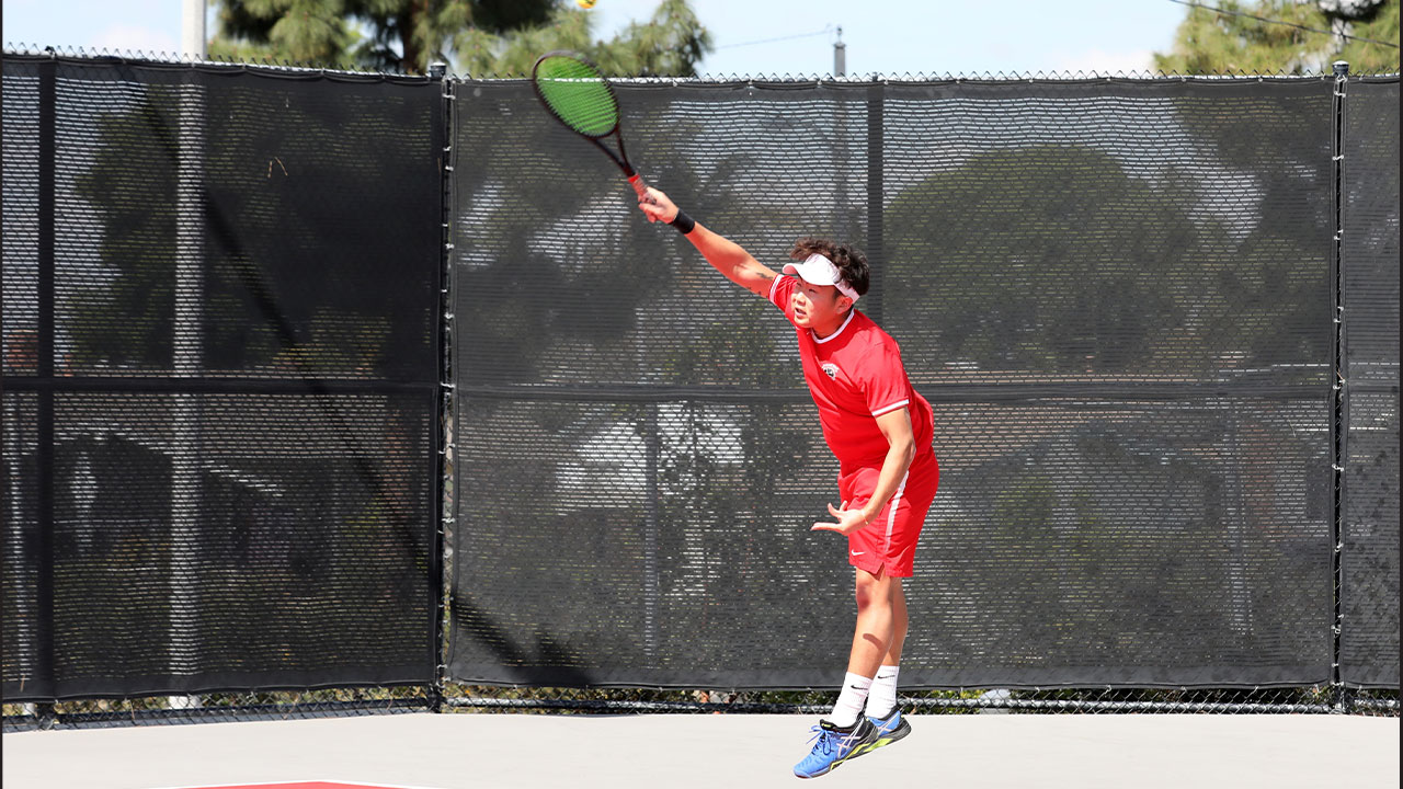 Jacob Lee serves in tennis.