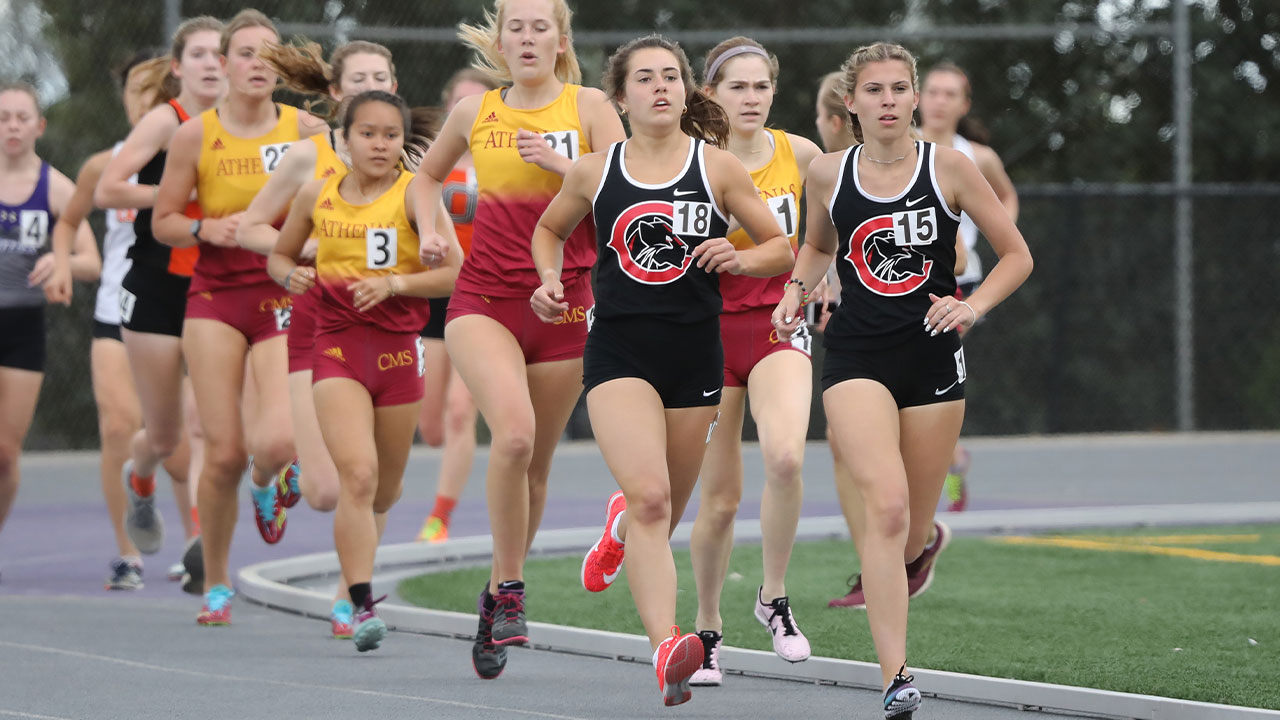 Maddie Mirro leads a pack of runners.