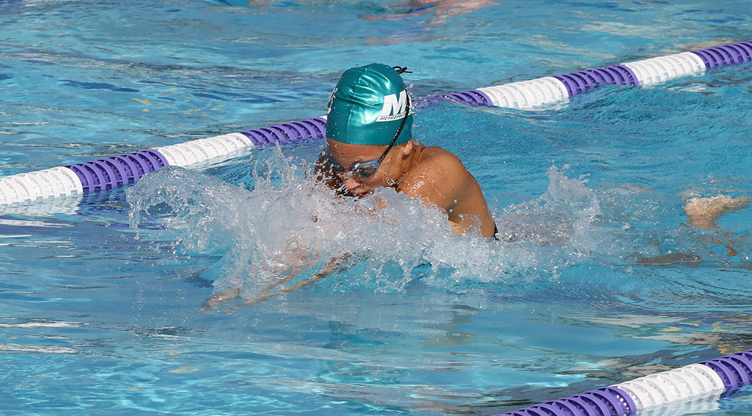 Jailey Reeves swims the breaststroke.