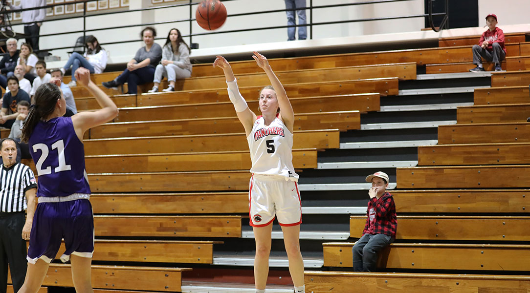 Lucy Criswell shoots a three-pointer.