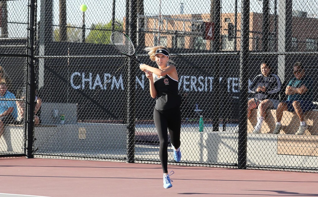 Liza Antonova plays tennis.