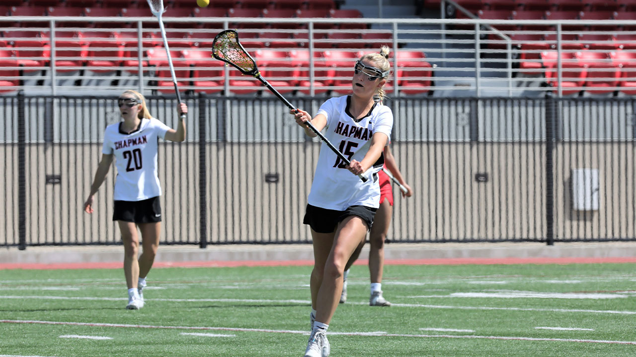 Liv Huntley-Robertson playing lacrosse and passing the ball.